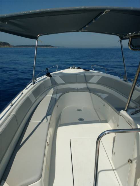 Bateau spacieux pour des sorties de plongée en petit comité à Bormes-les-Mimosas